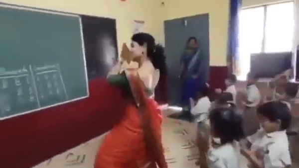 'हर-हर शंभु' गाने पर महिला टीचर के साथ बच्चों ने किया डांस