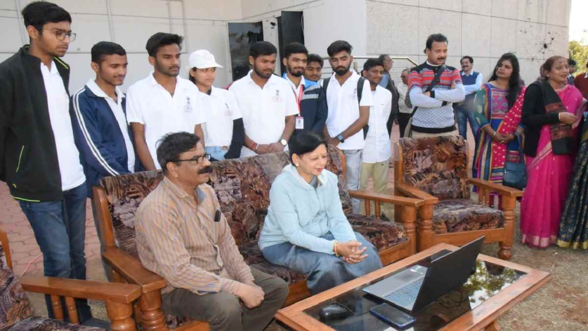 सेंट्रल यूनिवर्सिटी की कुलपति संक्रांति पर पतंग उड़ाते