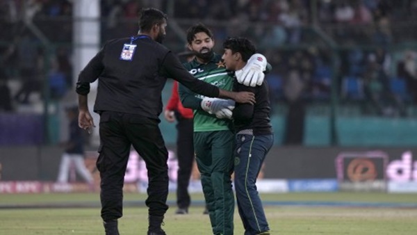 लाइव मैच के दौरान मैदान में आया फैन लाइव मैच के दौरान मैदान में आया फैन
