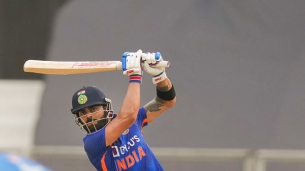 सेंटनर की गेंदों पर तीन बार हो चुके हैं OUT