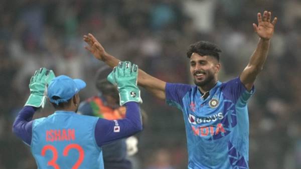 पावरप्ले में इस वजह से दी गई गेंदबाजी