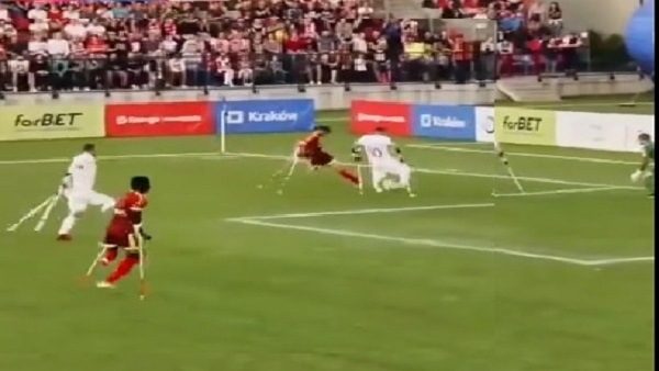 खिलाड़ी फुटबॉल को किक मार रहे हैं