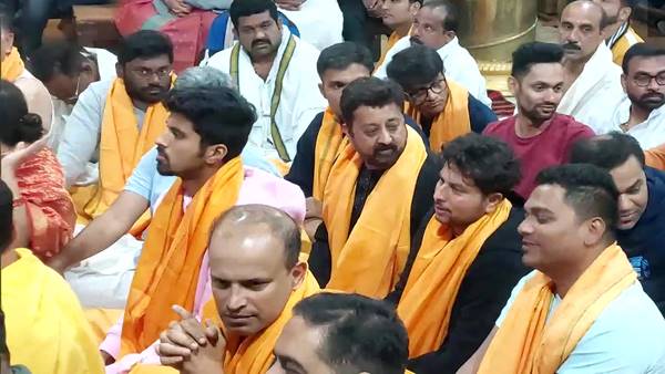 कई भारतीय क्रिकेटर हैं भगवान के भक्त