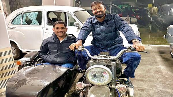 पंड्या ने शेयर की धोनी के साथ तस्वीर पंड्या ने शेयर की धोनी के साथ तस्वीर