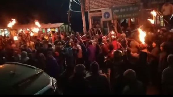  सड़कों पर उतरे और मशाल जुलूस निकाला