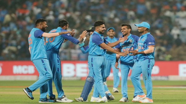 उमरान ने एक ही ओवर में झटके दो विकेट उमरान ने एक ही ओवर में झटके दो विकेट