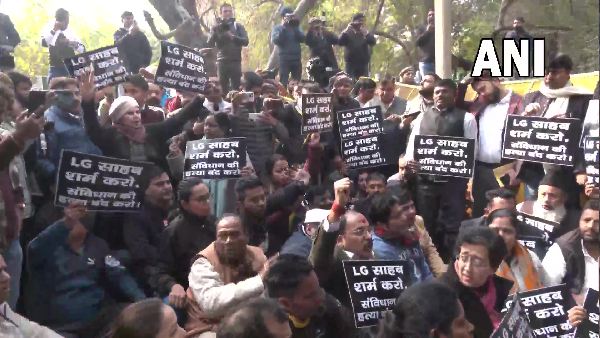 AAP protests outside Delhi LG House AAP protests outside Delhi LG House