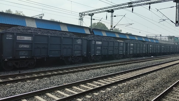 अडानी की ट्रेन से कोयले की चोरी