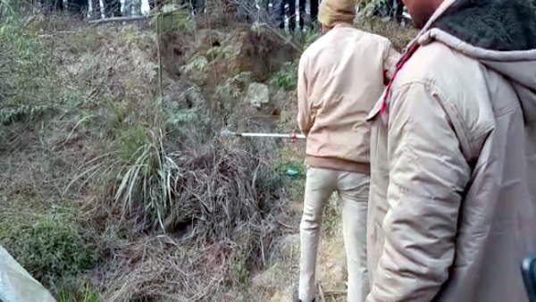 Mathura rescue team captured and released Giant python found in Radha Kund in jungle 