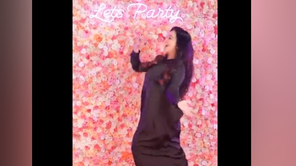 खूबसूरत मूव्स करती नजर आ रही खूबसूरत मूव्स करती नजर आ रही