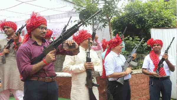 लाइसेंस मिलने के बाद ही आर्म्स खरीदें लाइसेंस मिलने के बाद ही आर्म्स खरीदें