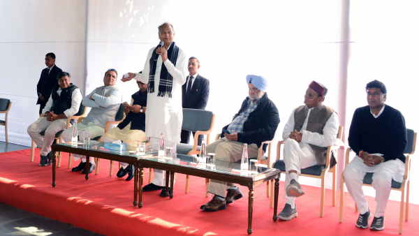 जनहित की योजनाओं के लिए बजट की कोई कमी नहीं