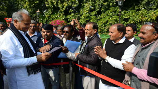 संविधान की रक्षा प्रत्येक व्यक्ति का कर्तव्य संविधान की रक्षा प्रत्येक व्यक्ति का कर्तव्य