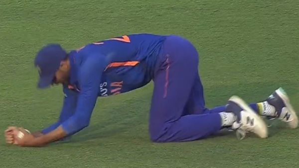 अक्षर पटेल ने पकड़ा बेहतरीन कैच