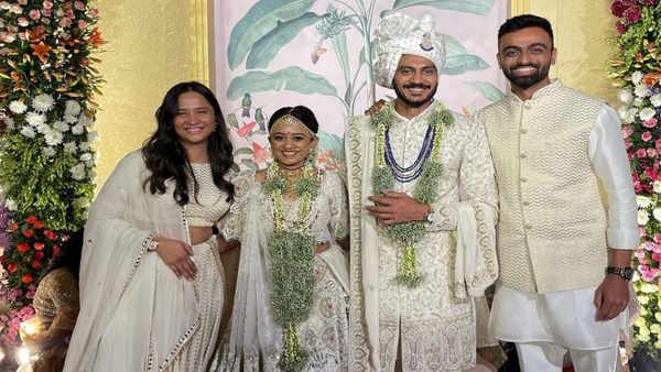 शादी के लिए अक्षर ने ली थी छुट्टी! शादी के लिए अक्षर ने ली थी छुट्टी!
