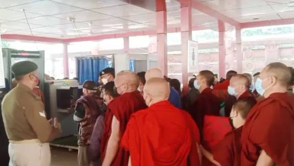 बौद्ध भिक्षु करते हैं विश्व शांति की कामना 