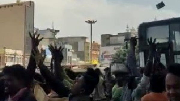 नोट बटोरने वालों के बीच मच गई भगदड़ 