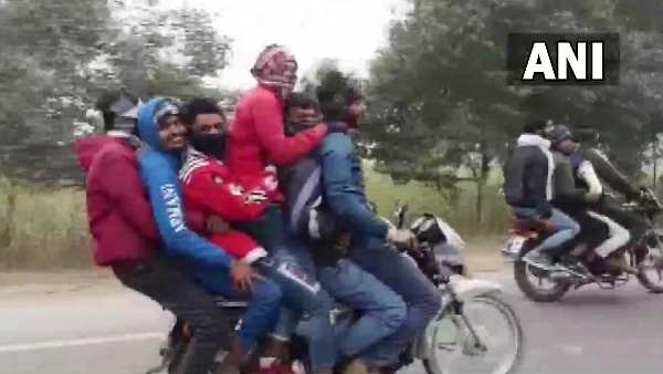तीन बाइक पर 14 युवक करते दिख स्टंट