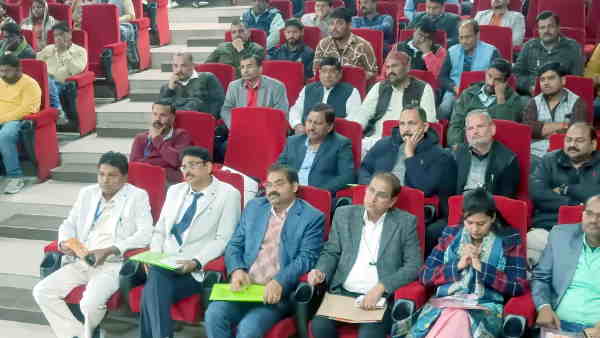 यूपी दिवस समारोह में उद्यमियों को एमओयू का वितरण