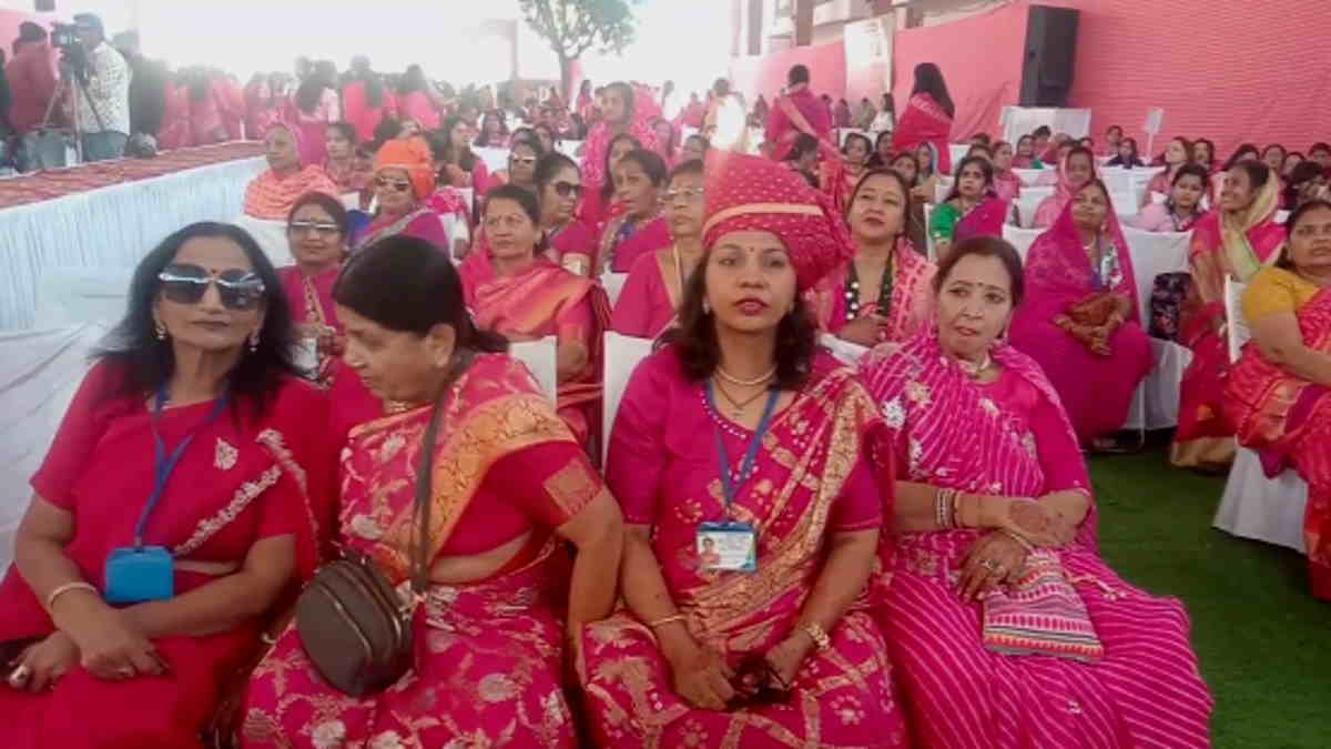  स्‍कूल कॉलेज की सहेलियों भी मिलीं