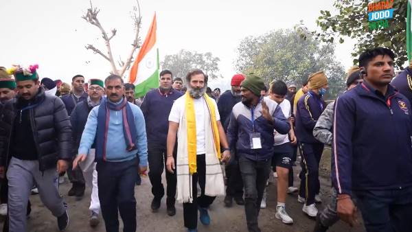 राहुल गांधी के साथ हजारों लोग सड़क पर है: मुफ्ती राहुल गांधी के साथ हजारों लोग सड़क पर है: मुफ्ती