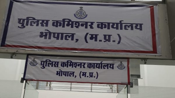 रोड पर आप मत करना कोई स्टंट रोड पर आप मत करना कोई स्टंट