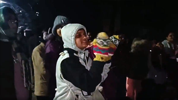 परोसे जाते हैं अधपके चावल और ऑइली फूड