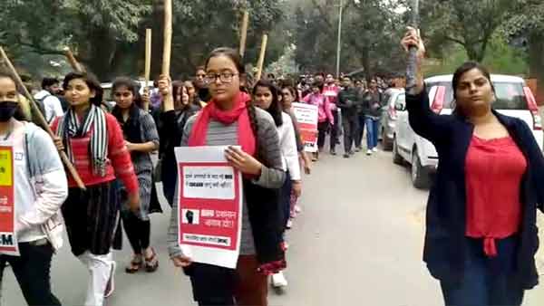 ब्लाइंड स्टूडेंट्स भी दे रहे हैं धरना