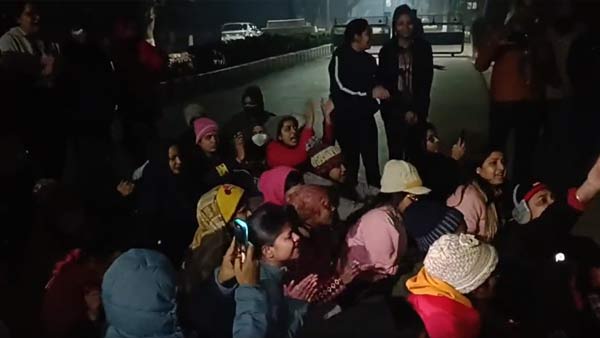 अलाव जलाकर छात्राएं देती रही धरना