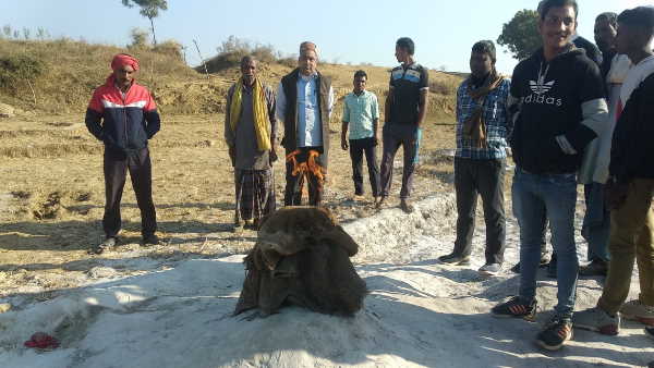 Sonbhadra Combustible gas coming out from borewell made for irrigation in field up news