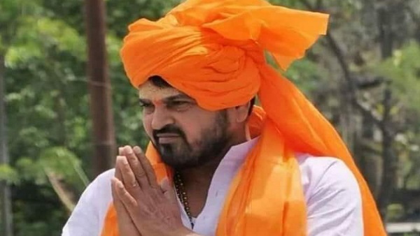 मंच पर जड़ दिया था थप्पड़
