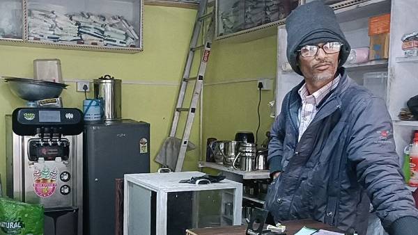 रेस्टोरेंट के नाम से आकर्षित हो रहे थे लोग