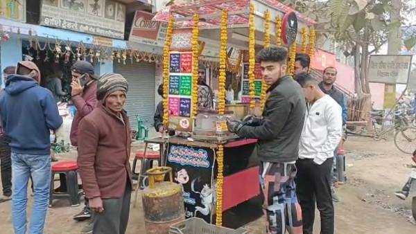 चाय पीने वालों की लगती है कतार 