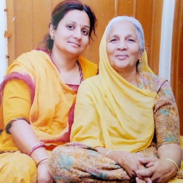 शिवा चौहान के पिता रेडियम नंबर की दुकान चलाते थे शिवा चौहान के पिता रेडियम नंबर की दुकान चलाते थे