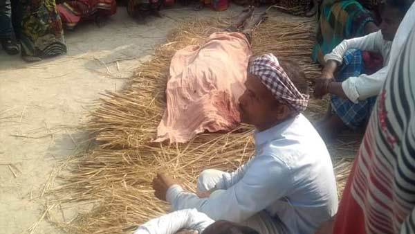 जर्जर भवन में धान रखे थे किसान
