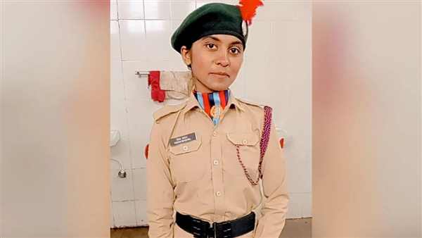 कॉलेज में एनसीसी कैडेट बनी
