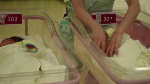 बूढ़ा हो रहा है चीन, बच्चों के बगैर कहां से आएगी जवानी ?