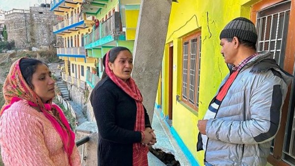 अपने सामने अपना घर बर्बाद होते देख रहे