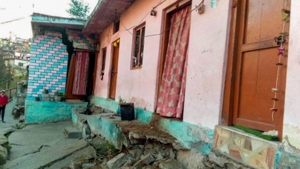 घर बुरी तरह से टूट चुका,असुरक्षित घोषित 