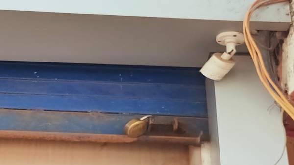 पड़ोस की दुकानों में भी यही रहा हाल पड़ोस की दुकानों में भी यही रहा हाल