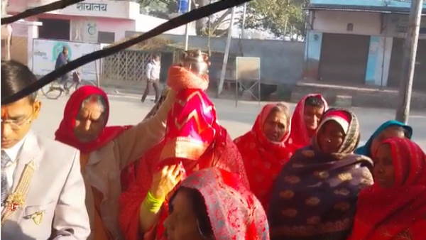 इस तरह दोनों विवाह के बंधन में बंध गए