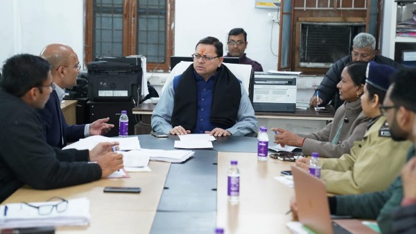7. देहरादून पहुंचने पर आपदा प्रबन्धन केन्द्र में उच्चाधिकारियों के साथ राहत एवं बचाव कार्यों की समीक्षा