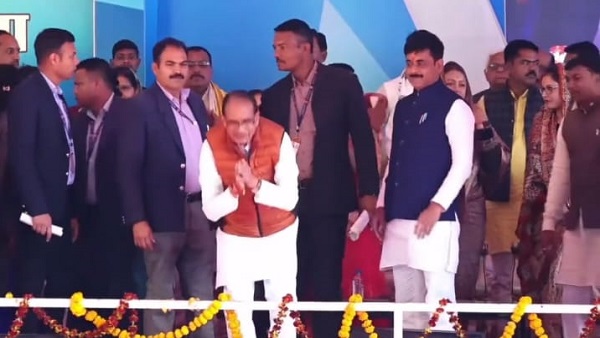 सेवा करोगे तो कंधे पर बैठाउंगा, गड़बड़ की तो नौकरी नहीं करने दूंगा