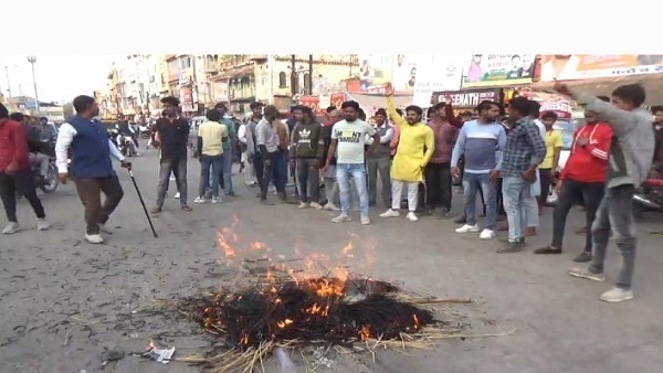 कमलनाथ खेमे के नवनियुक्त जिलाध्यक्ष का विरोध, पुतला जलाया कमलनाथ खेमे के नवनियुक्त जिलाध्यक्ष का विरोध, पुतला जलाया