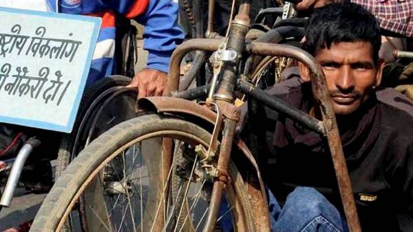 दिव्यांगों को प्रशिक्षित कर बना रहे आत्मनिर्भर