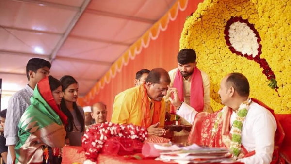 शिवसेना सांसद ने किया था कथा का आयोजन शिवसेना सांसद ने किया था कथा का आयोजन