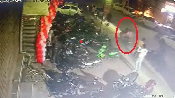 स्कूटी से हुए हादसे के बाद भाग गई घायल दोस्त: दिल्ली पुलिस स्कूटी से हुए हादसे के बाद भाग गई घायल दोस्त: दिल्ली पुलिस