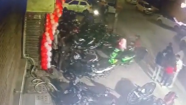 'पार्टी के बीच में ही अंजलि और निधि में हुआ झगड़ा...' 'पार्टी के बीच में ही अंजलि और निधि में हुआ झगड़ा...'