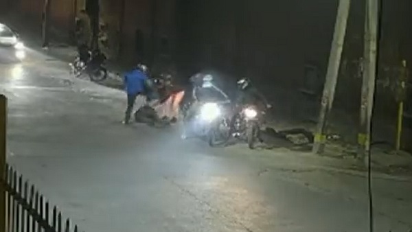 दाहिने पैर में मारी गोली, 5 लाख रुपये लूटे दाहिने पैर में मारी गोली, 5 लाख रुपये लूटे