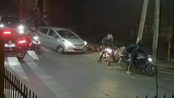 रोकने वाले कार सवार पर बदमाशों ने तानी पिस्तौल रोकने वाले कार सवार पर बदमाशों ने तानी पिस्तौल
